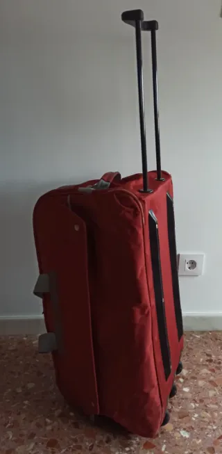 Bolsa de viaje con ruedas y asa.