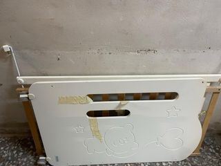 Cuna de bebé blanca con osito