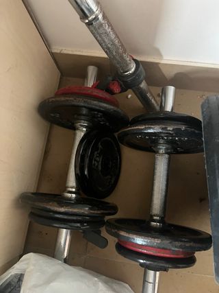 Barra y mancuernas con discos