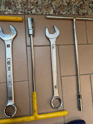 Lotto attrezzi: pinza, pappagallo, chiavi