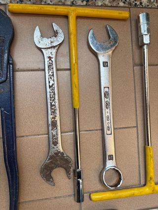 Lotto attrezzi: pinza, pappagallo, chiavi