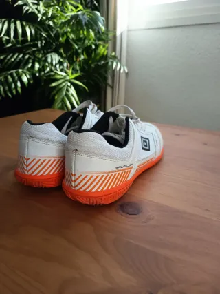 Zapatillas Fútbol Sala Umbro Blancas y Naranjas