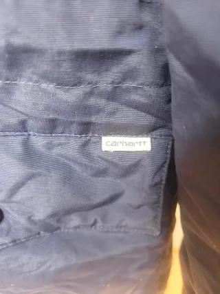 Chaqueta Carhartt azul con capucha desmontable.