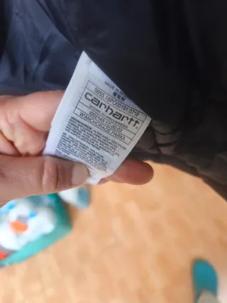 Chaqueta Carhartt azul con capucha desmontable.