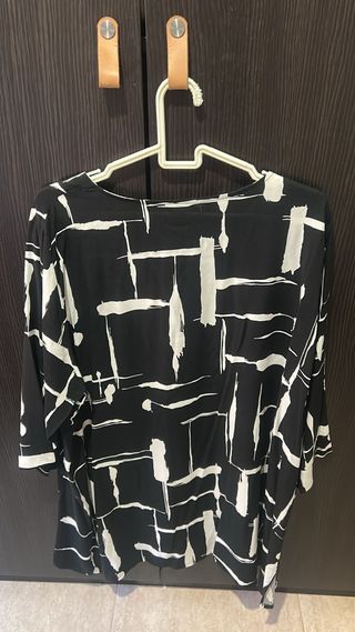 Blusón estampado blanco y negro