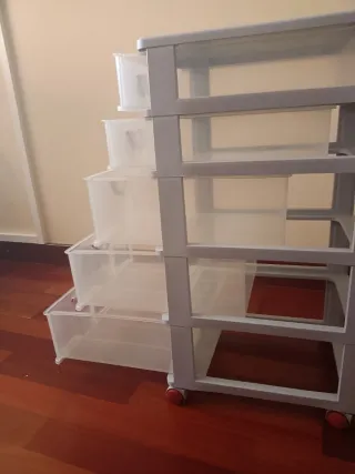 Cajonera de plástico gris y transparente