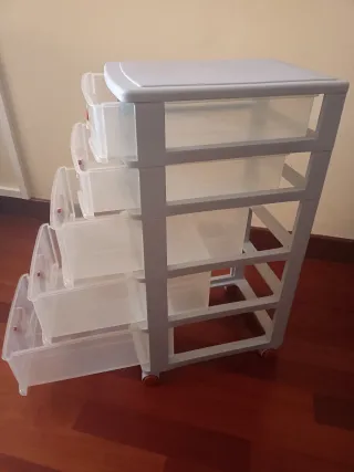 Cajonera de plástico gris y transparente