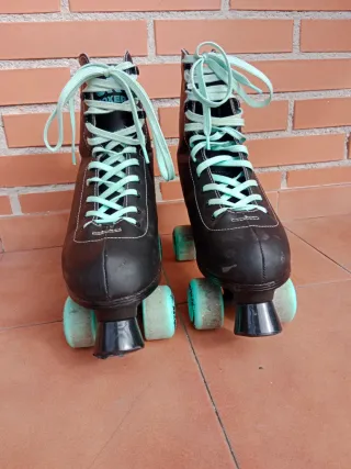 Pattini a rotelle neri con lacci