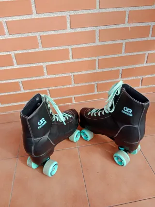 Pattini a rotelle neri con lacci