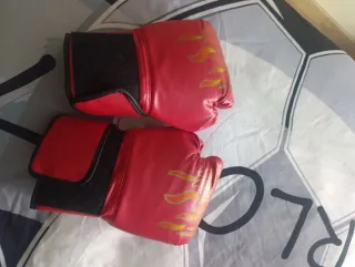 Guantes de boxeo rojos para niños