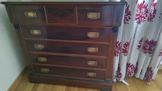 Cómoda antigua de madera con tiradores dorados