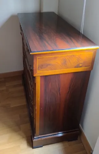 Cómoda antigua de madera con tiradores dorados