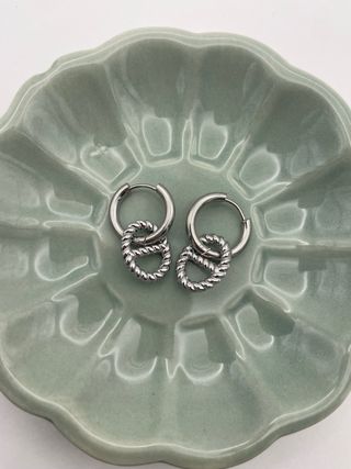 Orecchini a cerchio con pendente intrecciato