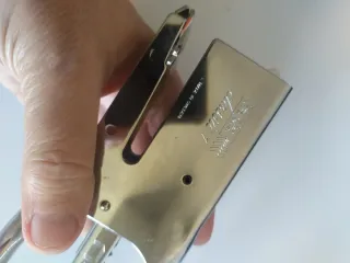 Grapadora metálica plateada