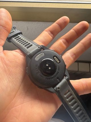 Garmin Forerunner 165, cargador y protector