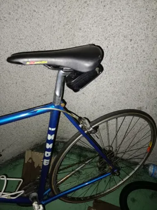 Bicicleta de carretera azul necesita los neumático