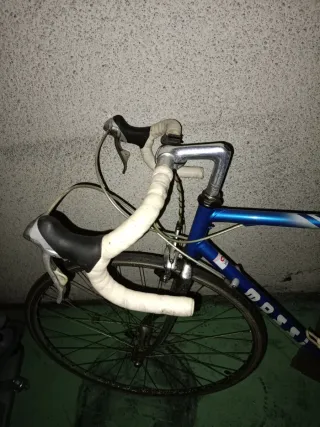 Bicicleta de carretera azul necesita los neumático