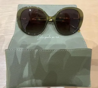 Gafas de sol verdes y marrones