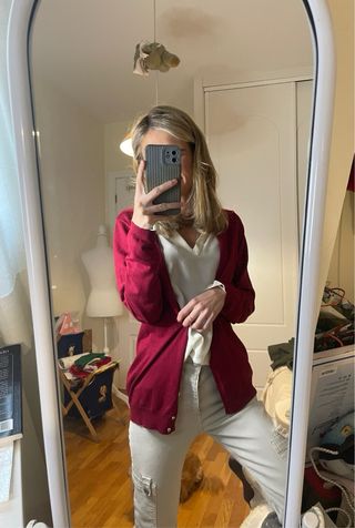 Cárdigan burdeos con botones dorados