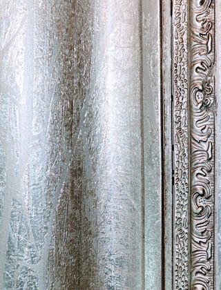 Espejo decorativo Adolfo Domínguez marco plateado