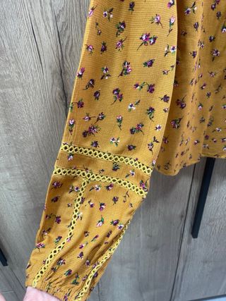 Camisa Bershka floral manga larga calados