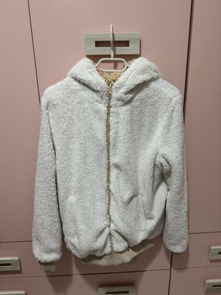 Abrigo de pelo beige con capucha reversible