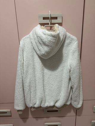 Abrigo de pelo beige con capucha reversible