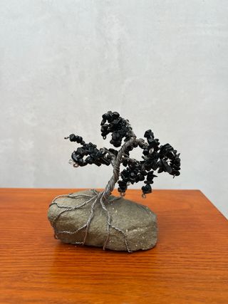 Bonsai de alambre y piedra