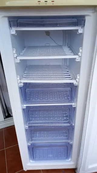 Congelador vertical blanco