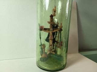 Botella marinera antigua con calvario