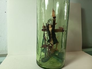 Botella marinera antigua con calvario