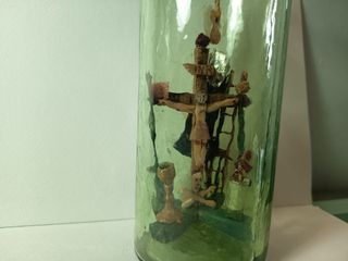 Botella marinera antigua con calvario