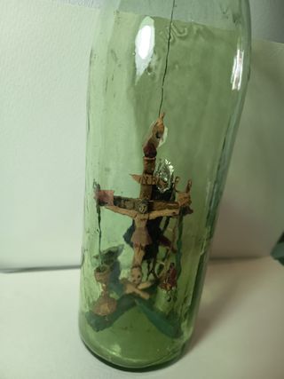 Botella marinera antigua con calvario