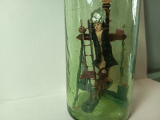 Botella marinera antigua con calvario