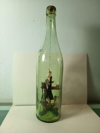 Botella marinera antigua con calvario
