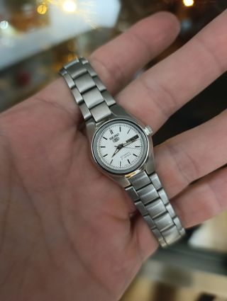 Reloj Seiko 5 Automático Plata y Blanco