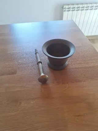 Mortero y mano de bronce antiguo