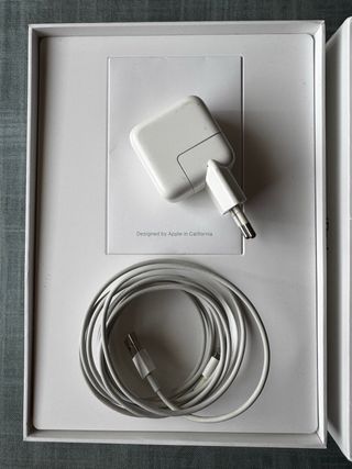 Apple iPad Plata con Cargador y Cable