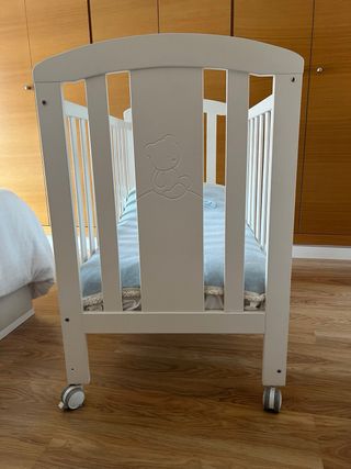 Cuna de bebé blanca con ruedas