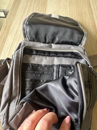 Bandolera Dockers Gris