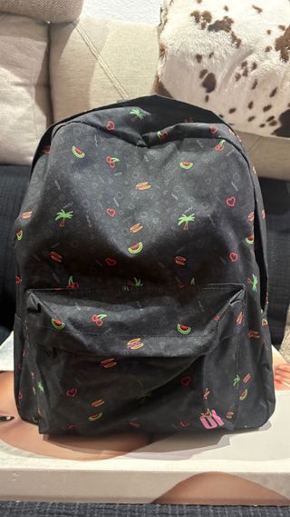 Mochila negra con estampado divertido