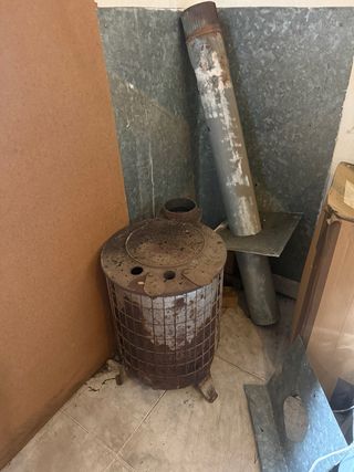 Estufa de leña pequeña de hierro