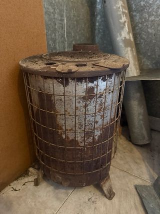 Estufa de leña pequeña de hierro