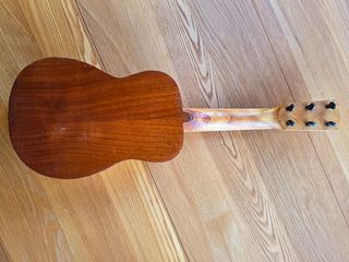 Guitarra de madera para juguete