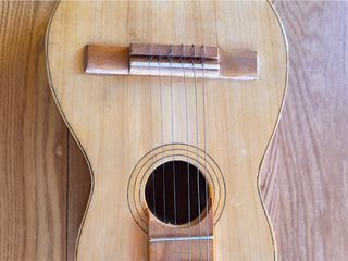 Guitarra de madera para juguete