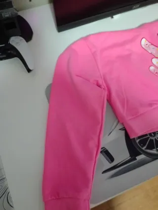 Sudadera crop top rosa con estampado de donuts