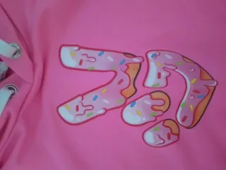 Sudadera crop top rosa con estampado de donuts