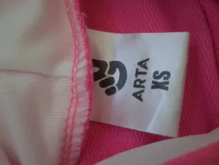 Sudadera crop top rosa con estampado de donuts