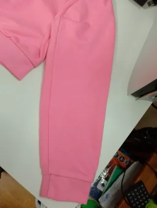 Sudadera crop top rosa con estampado de donuts