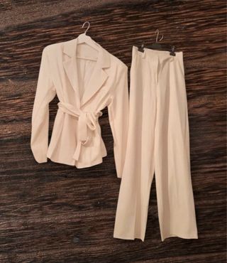 Tailleur elegante beige con cintura